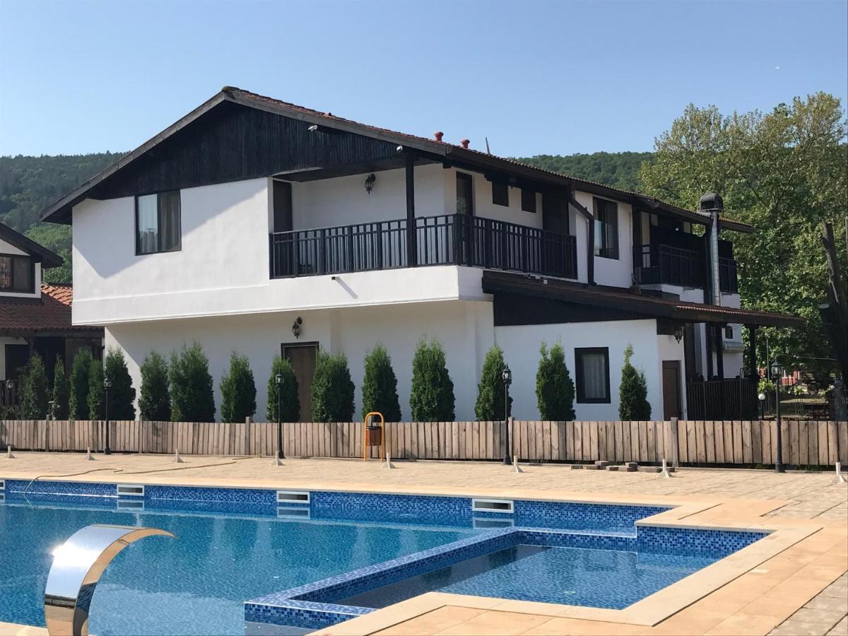 Guest House Bukor Shtepi Mandrica Exterior photo
